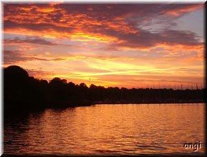 Glutrote Wolken &uuml;ber dem Wannsee, zu erkennen der Funkturm auf dem Sch&auml;ferberg