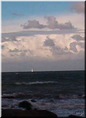 Am Horizont ein Segelboot