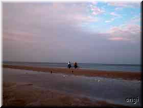 Wanderer am Binzer Strand